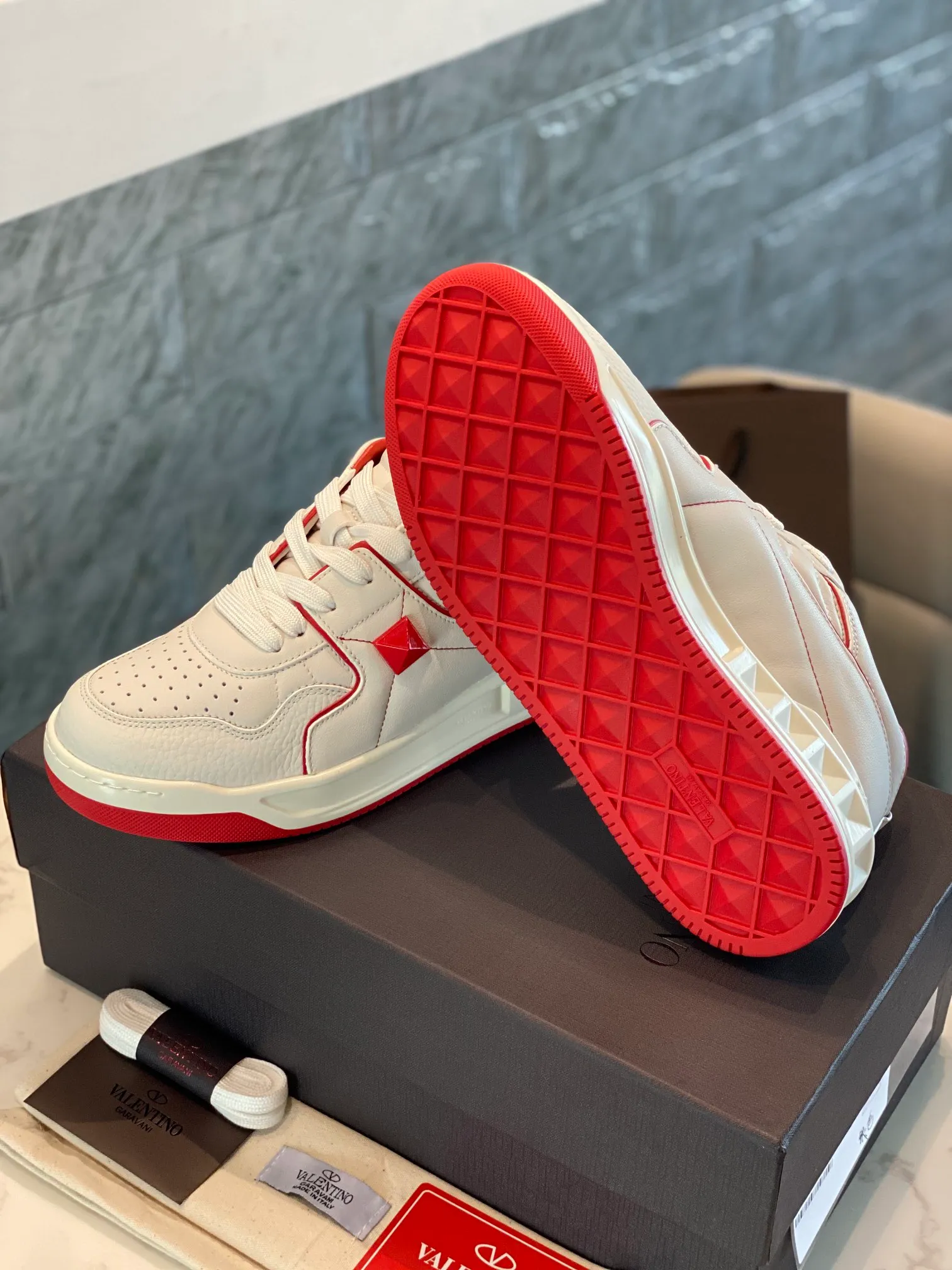 👟👟Ex-factory price 780👟👟 Valentino ONE STUD calfskin lace-up sneakers. Soft suede low-top sneakers, classic and versatile, couple's sneakers, special goods, worth buying! A pair of simple shoes with unique details will save you from the difficulty of dressing. OneStud sneakers, with quilted plaid and oversized rivets, create an eye-catching punk style and get rid of the heavy feeling of this season's clothing. U👟👟Ex-factory price raise calfskin derby shoes, with exquisite leather construction and simple silhouette, smooth lines set the tone of coolness, they are a versatile item in the wardrobe. There are more Valentino boutique shoes waiting for you to unlock! It’s time to get the shoes you’ve been coveting for a long time! Officially on sale 7,+++ - Seven straps, decorated with metallic rubber effect. Decoration on the back and tongue. Size 35-44.